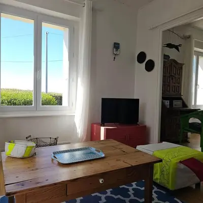 Télévision ou salle de divertissement dans l'établissement Charmante maison bretonne vue mer proche des plus belles plages