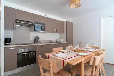 Cuisine ou kitchenette dans l'établissement Trévarec au Cabellou - Appartement jardin sur la plage