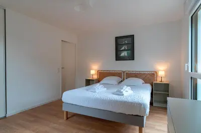 Un ou plusieurs lits dans un hébergement de l'établissement Trévarec au Cabellou - Appartement jardin sur la plage
