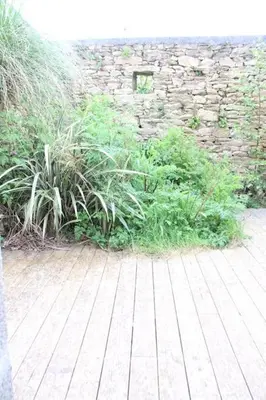 Jardin de l'établissement La Romance,vue mer, jardin et proche plage