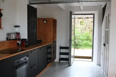 Cuisine ou kitchenette dans l'établissement La Romance,vue mer, jardin et proche plage