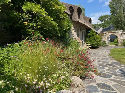 Jardin de l'établissement Superbe chaumière en bord de mer