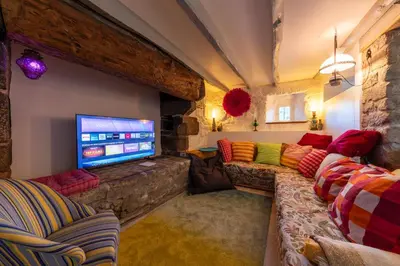 Télévision ou salle de divertissement dans l'établissement Superbe chaumière en bord de mer