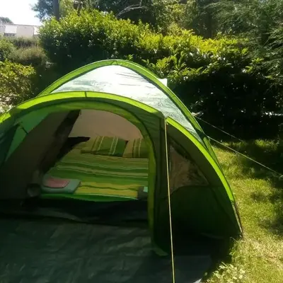 Tente 2 places installée sur emplacement commun