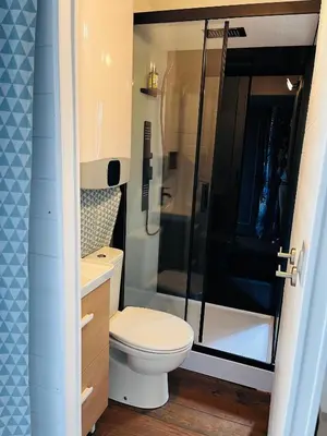 Salle de bains dans l'établissement Chalet des Fées - Piscine