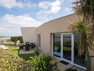 Jardin de l'établissement Apartment Les Pieds dans l'eau by Interhome