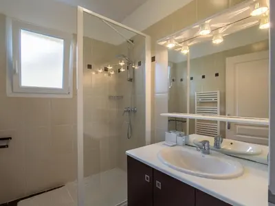 Salle de bains dans l'établissement Apartment Les Pieds dans l'eau by Interhome
