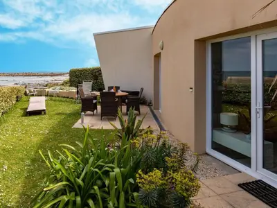 Jardin de l'établissement Apartment Les Pieds dans l'eau by Interhome