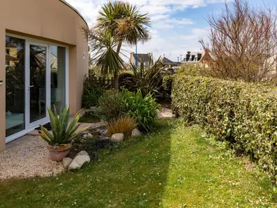 Jardin de l'établissement Apartment Les Pieds dans l'eau by Interhome