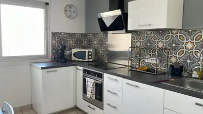 Cuisine ou kitchenette dans l'établissement Chambre proche commerce et université 1