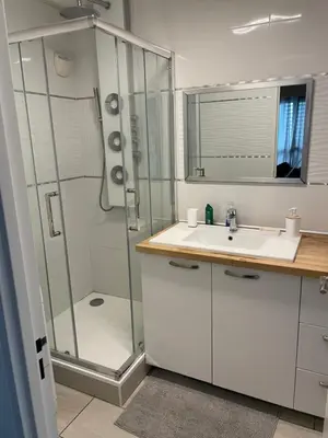 Salle de bains dans l'établissement Chambre proche commerce et université 1