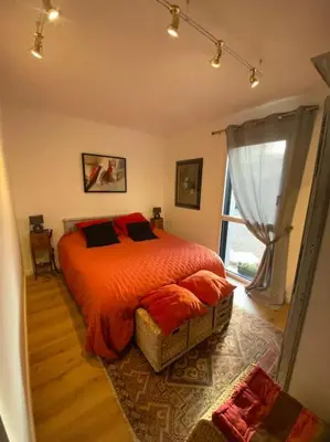 Un ou plusieurs lits dans un hébergement de l'établissement Logement entier tout confort dans maison neuve
