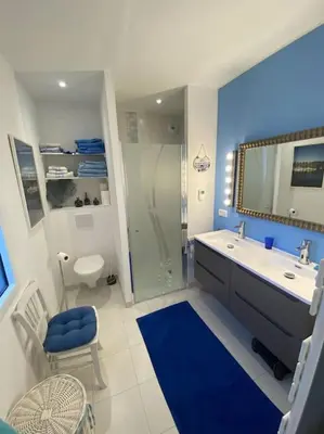Salle de bains dans l'établissement Logement entier tout confort dans maison neuve