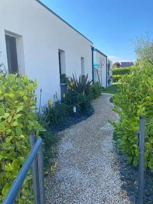 Jardin de l'établissement Logement entier tout confort dans maison neuve
