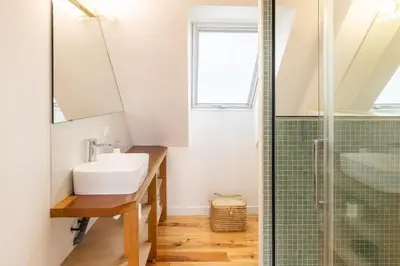 Salle de bains dans l'établissement Gîtes de Lézinadou 4 pers - Plomeur La Torche - 3 étoiles