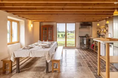 Cuisine ou kitchenette dans l'établissement Gîtes de Lézinadou 4 pers - Plomeur La Torche - 3 étoiles
