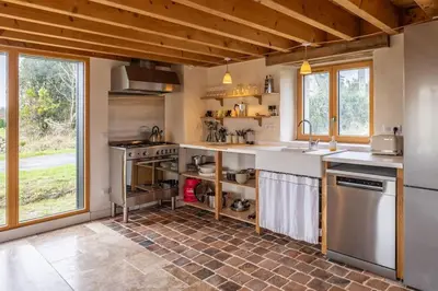 Cuisine ou kitchenette dans l'établissement Gîtes de Lézinadou 4 pers - Plomeur La Torche - 3 étoiles