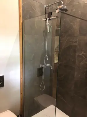 Salle de bains dans l'établissement Le Gîte du Château Kervolongar
