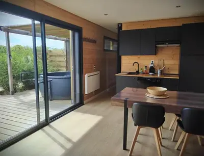 Cuisine ou kitchenette dans l'établissement Cottage chaleureux avec Sauna & Jacuzzi