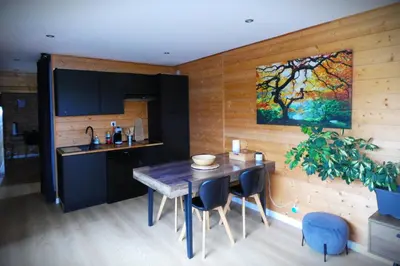 Cuisine ou kitchenette dans l'établissement Cottage chaleureux avec Sauna & Jacuzzi