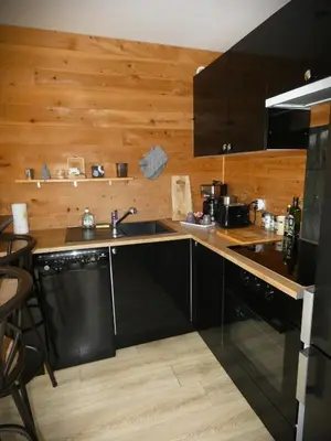 Cuisine ou kitchenette dans l'établissement Chalet moderne, Jacuzzi & Cinéma