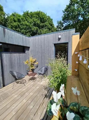 Jardin de l'établissement Chalet moderne, Jacuzzi & Cinéma