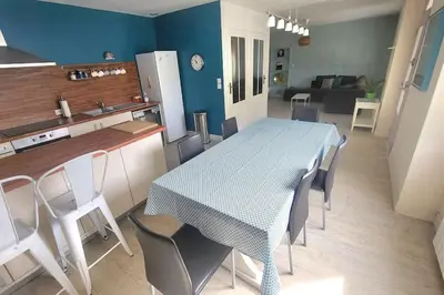 Cuisine ou kitchenette dans l'établissement L'ESCAPADE BIGOUDENE - maison 300m de la plage
