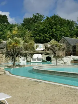 Piscine de l'établissement Mobil-home dans le calme du Domaine de Lanniron R24 ou située à proximité