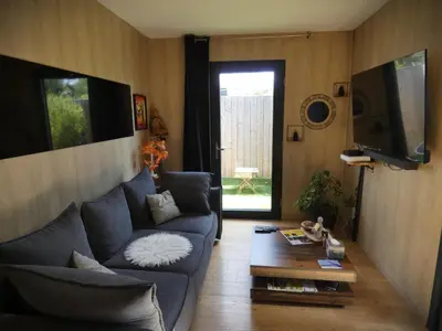 Télévision ou salle de divertissement dans l'établissement Lodge Cosy - Sauna & Jacuzzi.