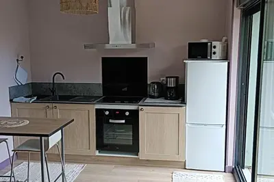Cuisine ou kitchenette dans l'établissement Location gîte Plestin les grèves