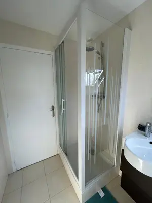 Salle de bains dans l'établissement Maison Mboa