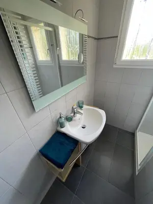Salle de bains dans l'établissement Maison Mboa