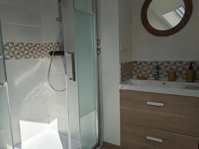Salle de bains dans l'établissement Ty glaz- Piscine privé chauffé securisé -Plage 700m