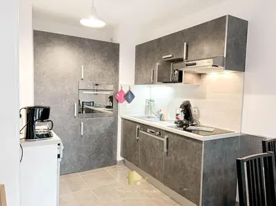 Cuisine ou kitchenette dans l'établissement Au gré des Vagues, vue mer, wifi, piscine chauffée