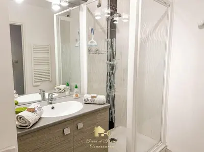 Salle de bains dans l'établissement Au gré des Vagues, vue mer, wifi, piscine chauffée