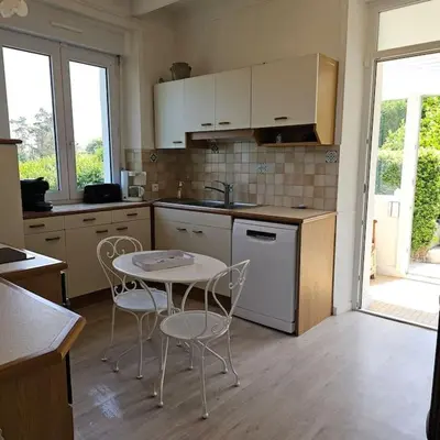 Cuisine ou kitchenette dans l'établissement Jolie maison avec vue mer imprenable proche plage