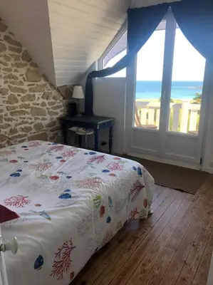 Un ou plusieurs lits dans un hébergement de l'établissement Jolie maison avec vue mer imprenable proche plage