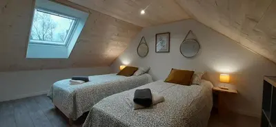 Un ou plusieurs lits dans un hébergement de l'établissement Chalets de pont cob avec spa