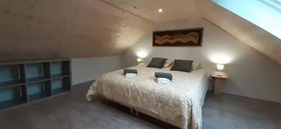 Un ou plusieurs lits dans un hébergement de l'établissement Chalets de pont cob avec spa
