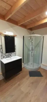 Salle de bains dans l'établissement Chalets de pont cob avec spa