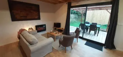 Coin salon dans l'établissement Chalets de pont cob avec spa