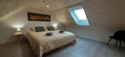Un ou plusieurs lits dans un hébergement de l'établissement Chalets de pont cob avec spa