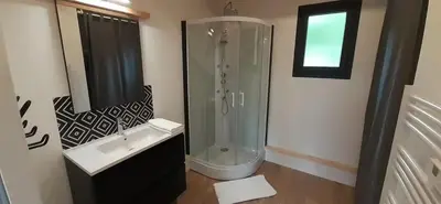 Salle de bains dans l'établissement Chalets de pont cob avec spa