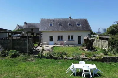 Jardin de l'établissement Maison bretonne rénovée proche bourg et plages
