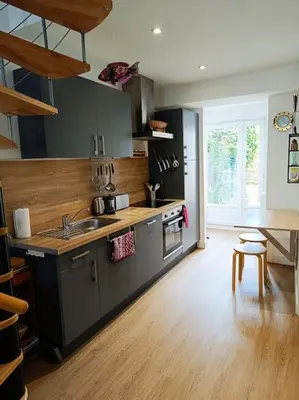 Cuisine ou kitchenette dans l'établissement Chez Louisette Centre ville et plages à pied!