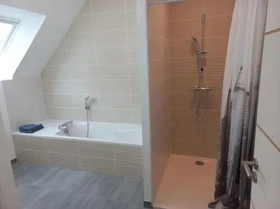 Salle de bains dans l'établissement Presqu'île de Crozon - proche voie verte et plage
