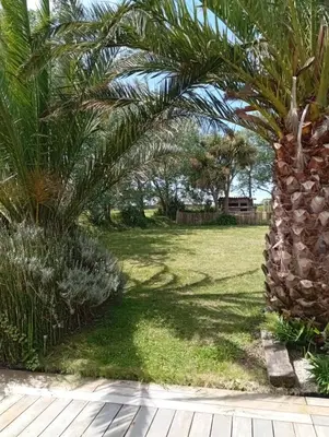 Jardin de l'établissement evasion exotique à 700 metres de la plage