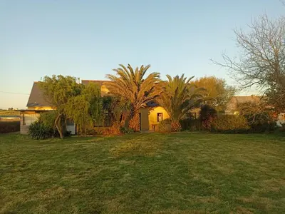 Jardin de l'établissement evasion exotique à 700 metres de la plage