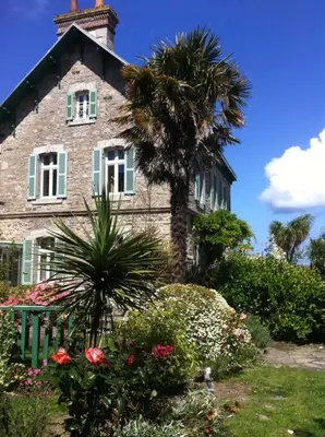 Jardin de l'établissement L'Appartement du port, vue mer, jardin et parking