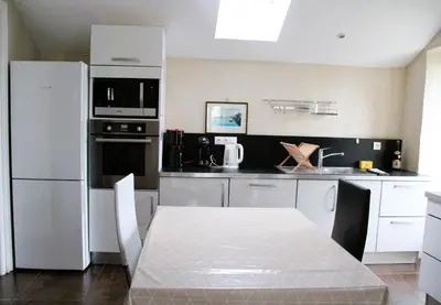 Cuisine ou kitchenette dans l'établissement L'Appartement du port, vue mer, jardin et parking